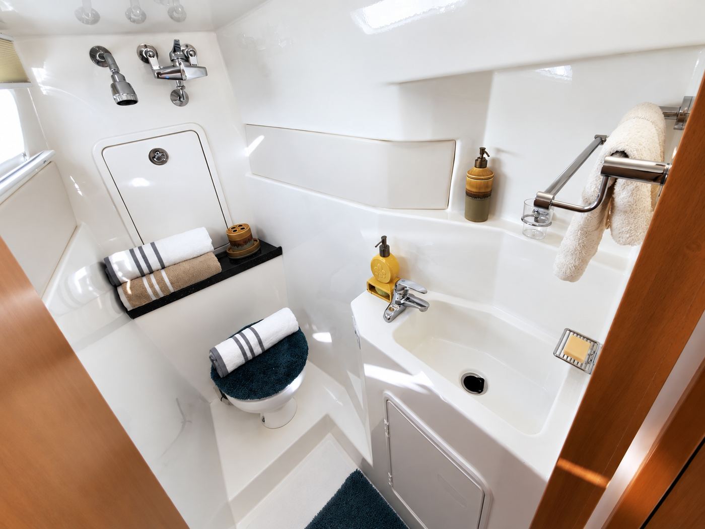 Enclosed head with shower