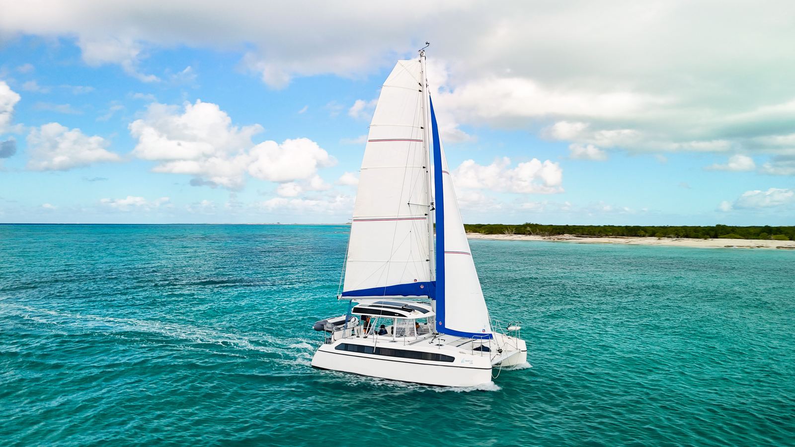 Smart Cat S280 sailing